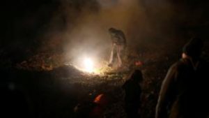 EUA atiram bomba de gás lacrimogêneo para parar imigrantes na fronteira