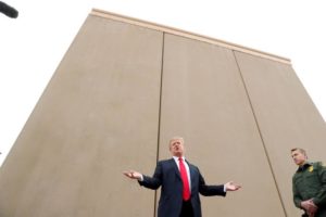 Trump promete não desistir de muro e sugere que seja feito de aço