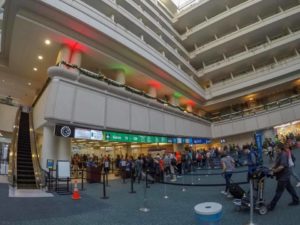 Oficial do TSA morre após de queda dentro do Aeroporto Internacional de Orlando