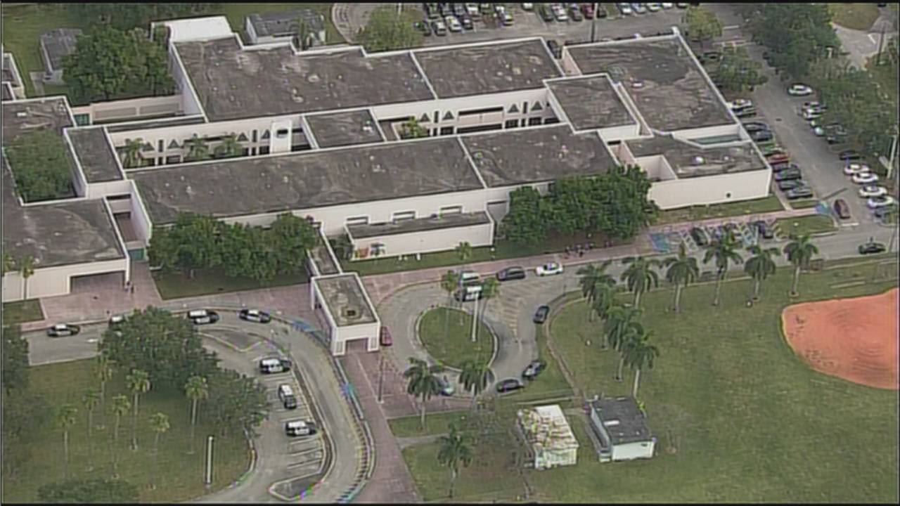 West Hollywood Elementary School é colocada em bloqueio pela polícia