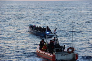 Embarcação precária com 50 migrantes haitianos é detida pela Guarda Costeira