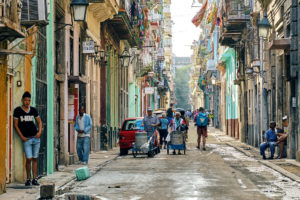 EUA proíbem americanos de viajar em grupo para Cuba. 
