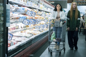 Gina Rodriguez é Melanie e Evan Rachel Wood é Old Dolio no filme "Kajillionaire". (Cr: Matt Kennedy / Focus Features)